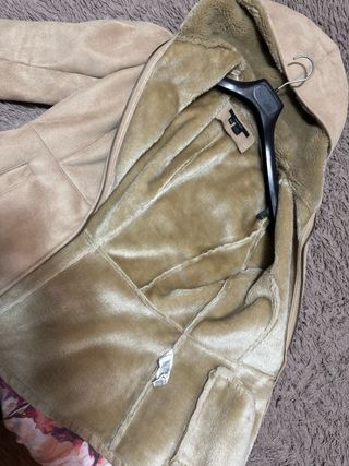 Chaqueta beige con pelo y capucha