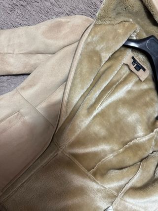 Chaqueta beige con pelo y capucha