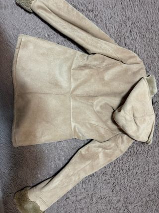 Chaqueta beige con pelo y capucha