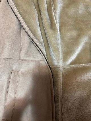 Chaqueta beige con pelo y capucha