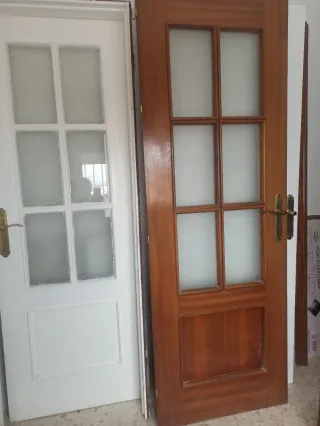 Puerta de madera con cristal