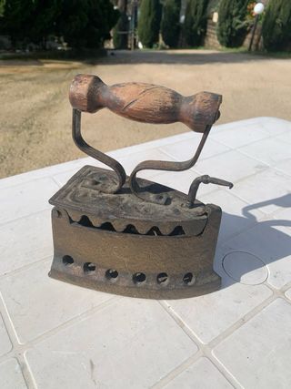 Ferro da stiro antico in ghisa