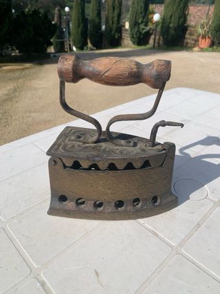 Ferro da stiro antico in ghisa