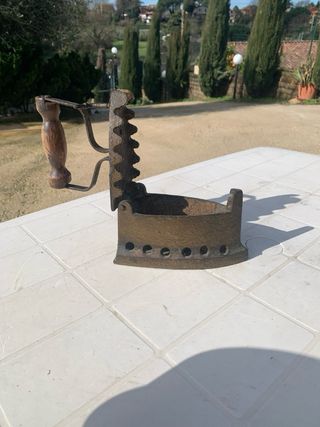 Ferro da stiro antico in ghisa