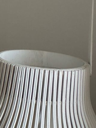 2 Candelabros de madera color blanco.