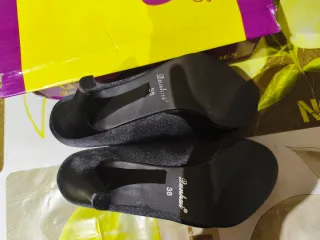 Zapatos de tacón negros para mujer.