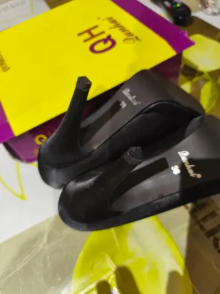 Zapatos de tacón negros para mujer.