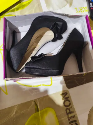 Zapatos de tacón negros para mujer.