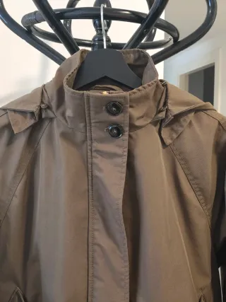 Parka verde caqui con capucha desmontable.