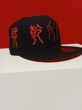Gorra New Era 59Fifty Negra y Roja Talla 7.3/8