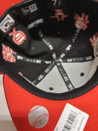 Gorra New Era 59Fifty Negra y Roja Talla 7.3/8