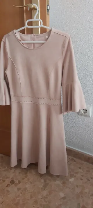 Vestido beige manga acampanada,no tiene marca