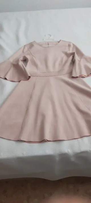 Vestido beige manga acampanada,no tiene marca