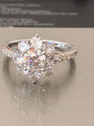 Anillo Roseton Plata rodiada Con 1.00 Ct Moissanit