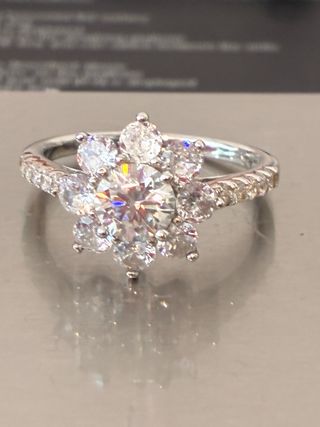 Anillo Roseton Plata rodiada Con 1.00 Ct Moissanit