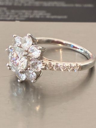 Anillo Roseton Plata rodiada Con 1.00 Ct Moissanit