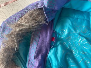 Traje de esquí infantil morado y turquesa