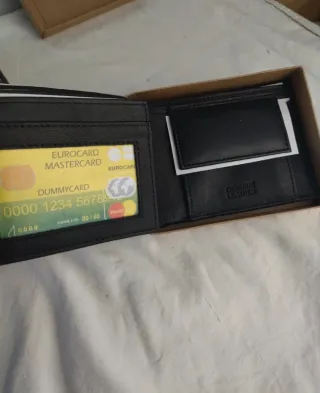 Cartera de piel color negro