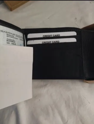 Cartera de piel color negro