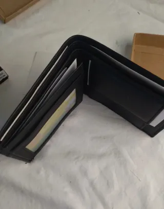 Cartera de piel color negro