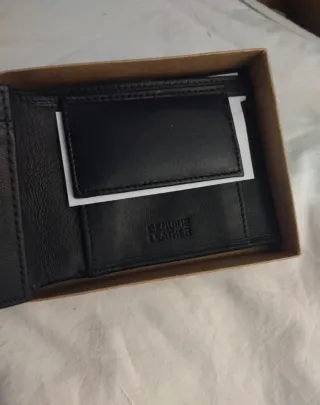 Cartera de piel color negro