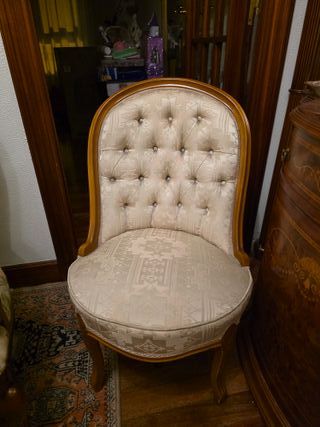 Butacas antiguas de madera y tela