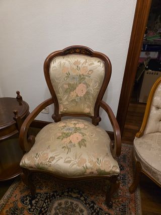 Butacas antiguas de madera y tela