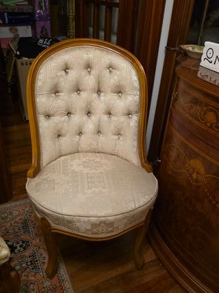 Butacas antiguas de madera y tela