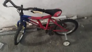 Bicicleta infantil Topbike roja y azul