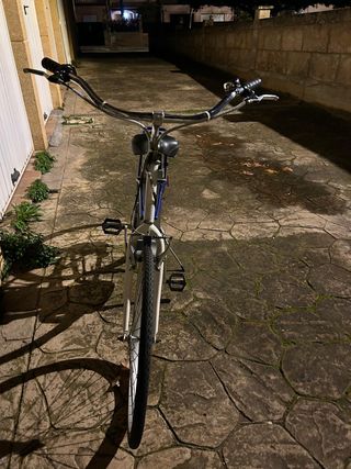 Bicicleta eléctrica vintage azul y blanca