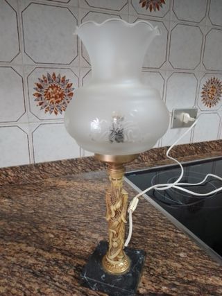 Lámpara de mesa con figura y base de mármol
