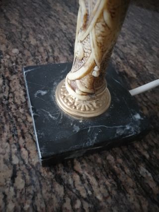 Lámpara de mesa con figura y base de mármol