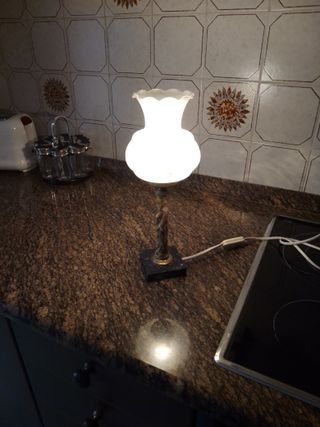 Lámpara de mesa con figura y base de mármol