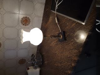 Lámpara de mesa con figura y base de mármol