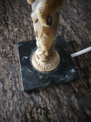 Lámpara de mesa con figura y base de mármol