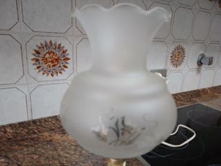 Lámpara de mesa con figura y base de mármol