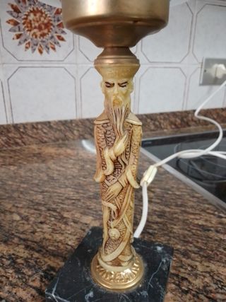 Lámpara de mesa con figura y base de mármol