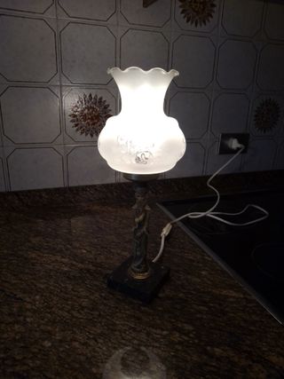 Lámpara de mesa con figura y base de mármol