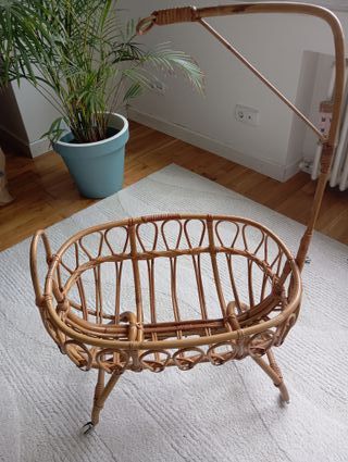 Pequeño moisés/cuna bambú, ruedas y dosel. Reborn
