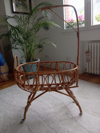 Pequeño moisés/cuna bambú, ruedas y dosel. Reborn