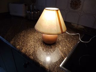 Lámpara de mesa madera y tela