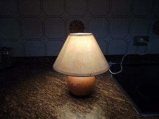 Lámpara de mesa madera y tela