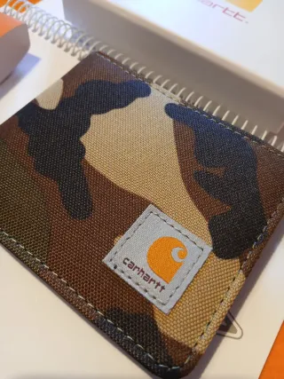 Cartera Carhartt Camuflaje