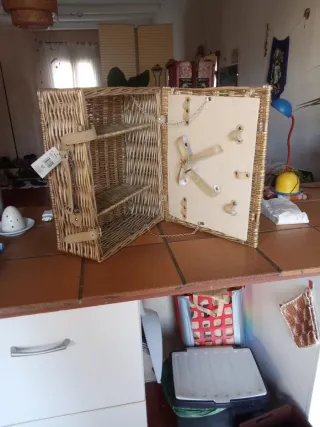 Maleta de pic-nic,de mimbre.