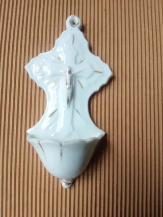 Vecchia acquasantiera in ceramica