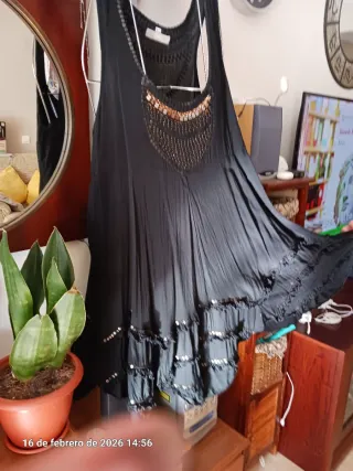 Vestido negro con detalles de viscosa con bordados