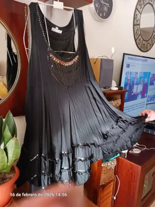 Vestido negro con detalles de viscosa con bordados