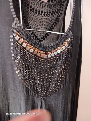 Vestido negro con detalles de viscosa con bordados