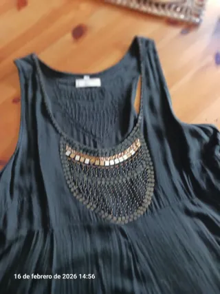Vestido negro con detalles de viscosa con bordados