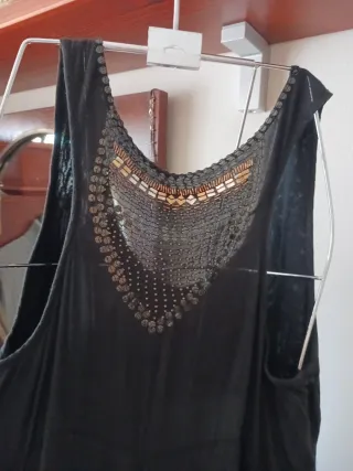 Vestido negro con detalles de viscosa con bordados